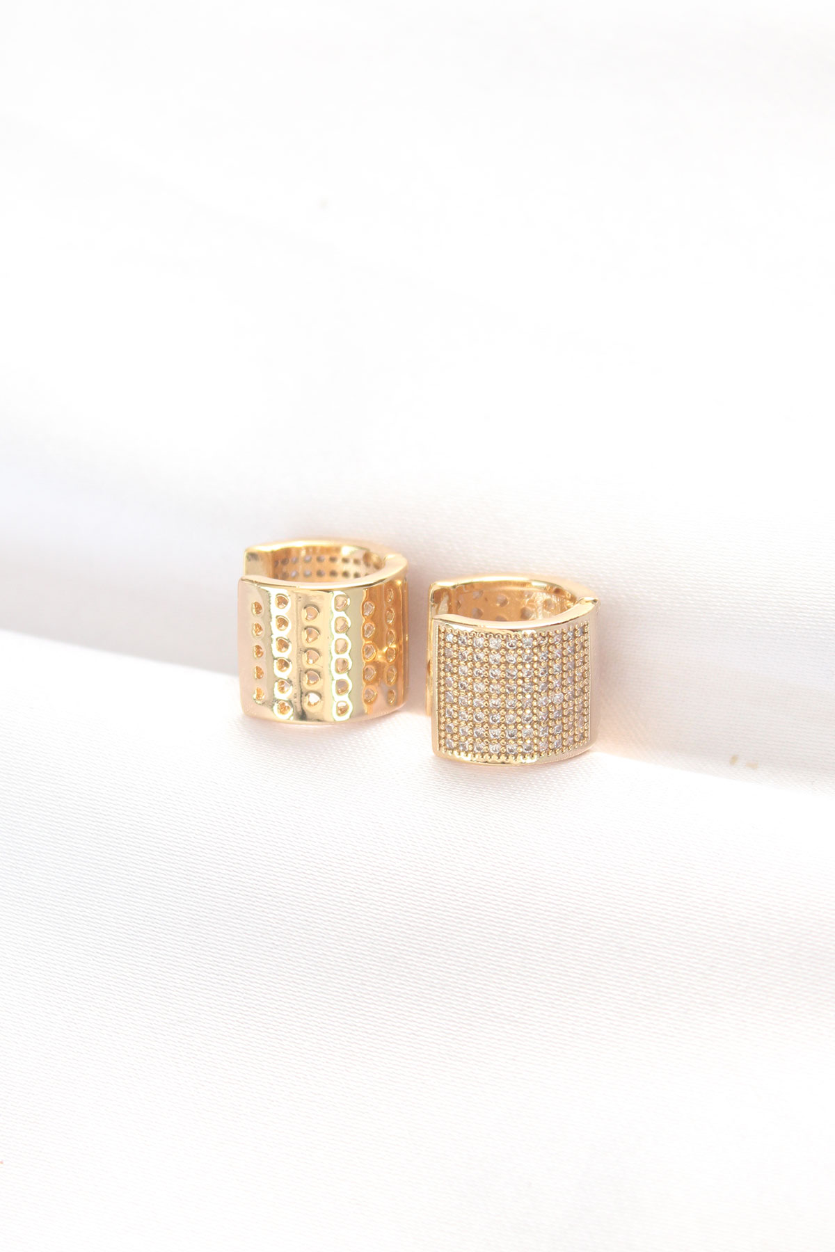 Pirinç Gold Renk Taşlı Minimal Küpe 5886 1 Pirinç Gold Renk Taşlı Minimal Küpe 5886