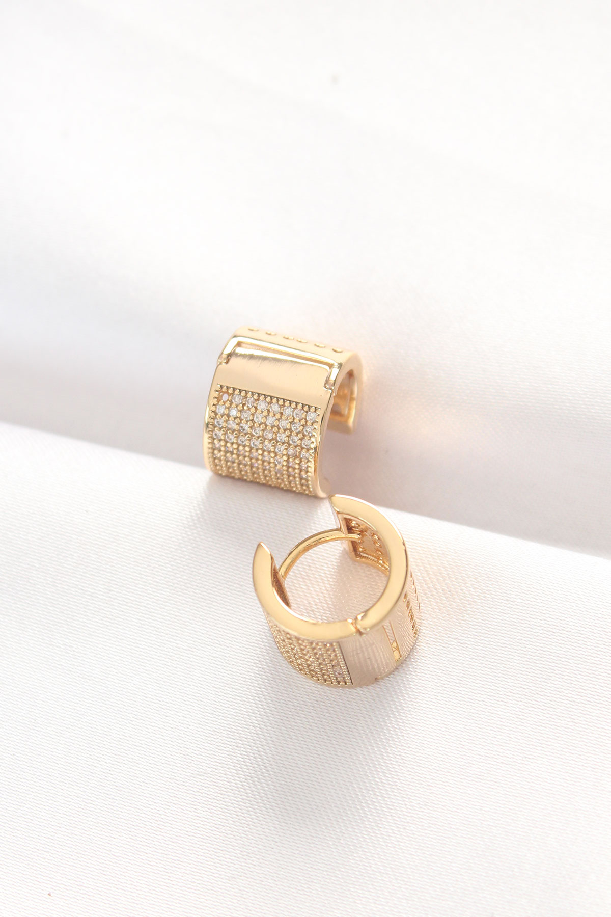Pirinç Gold Renk Taşlı Minimal Küpe 5886 2 Pirinç Gold Renk Taşlı Minimal Küpe 5886 - Görsel 2