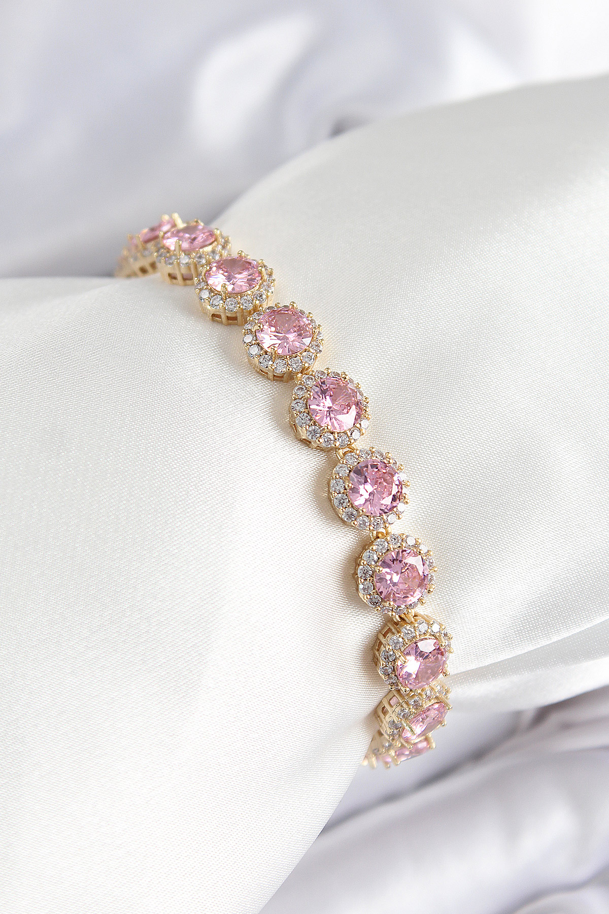 Pirinç Pembe Zirkon Taşlı Daire Baget Model Gold Renk VIP Seri Kadın Bileklik 5886 1 Pirinç Pembe Zirkon Taşlı Daire Baget Model Gold Renk VIP Seri Kadın Bileklik 5886