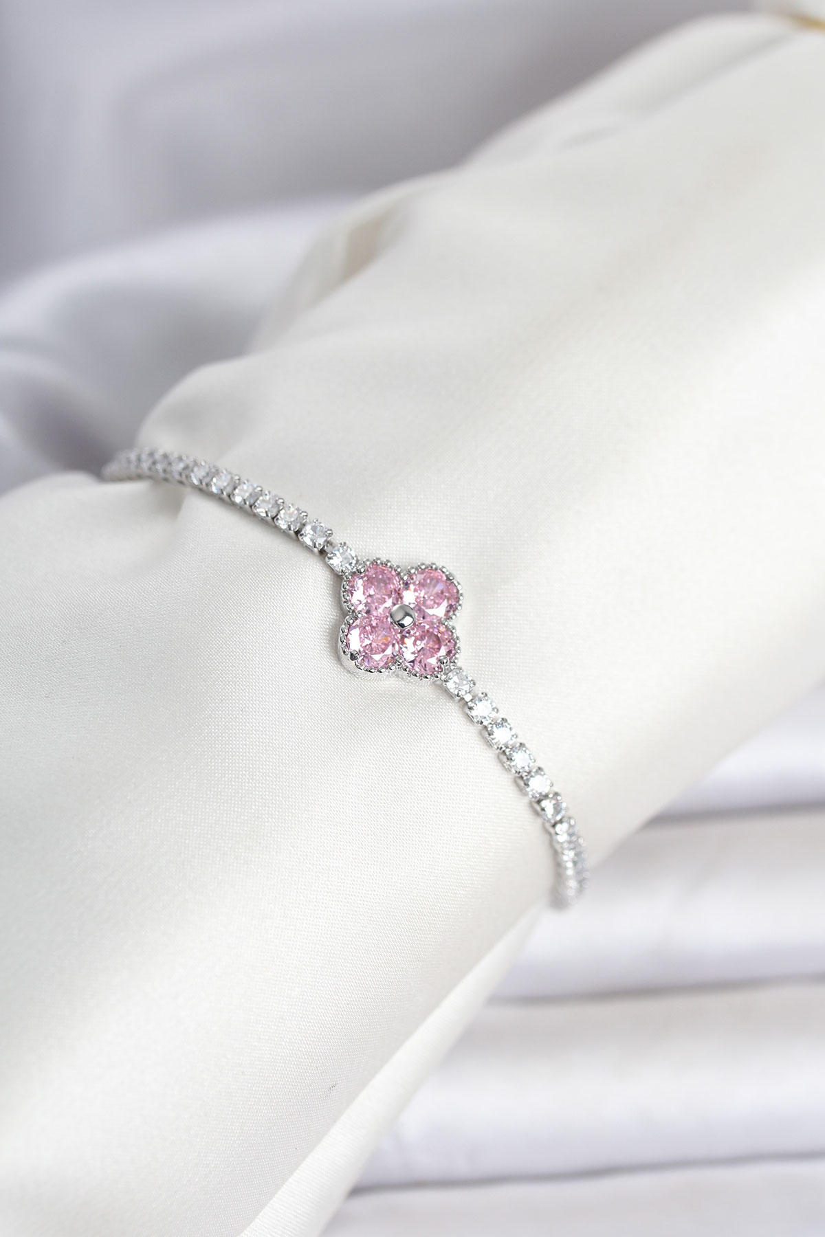 Pirinç Gümüş Renk Pembe Zirkon Taşlı Yonca Model Su Yolu Kadın Bileklik 5886 1 Pirinç Gümüş Renk Pembe Zirkon Taşlı Yonca Model Su Yolu Kadın Bileklik 5886