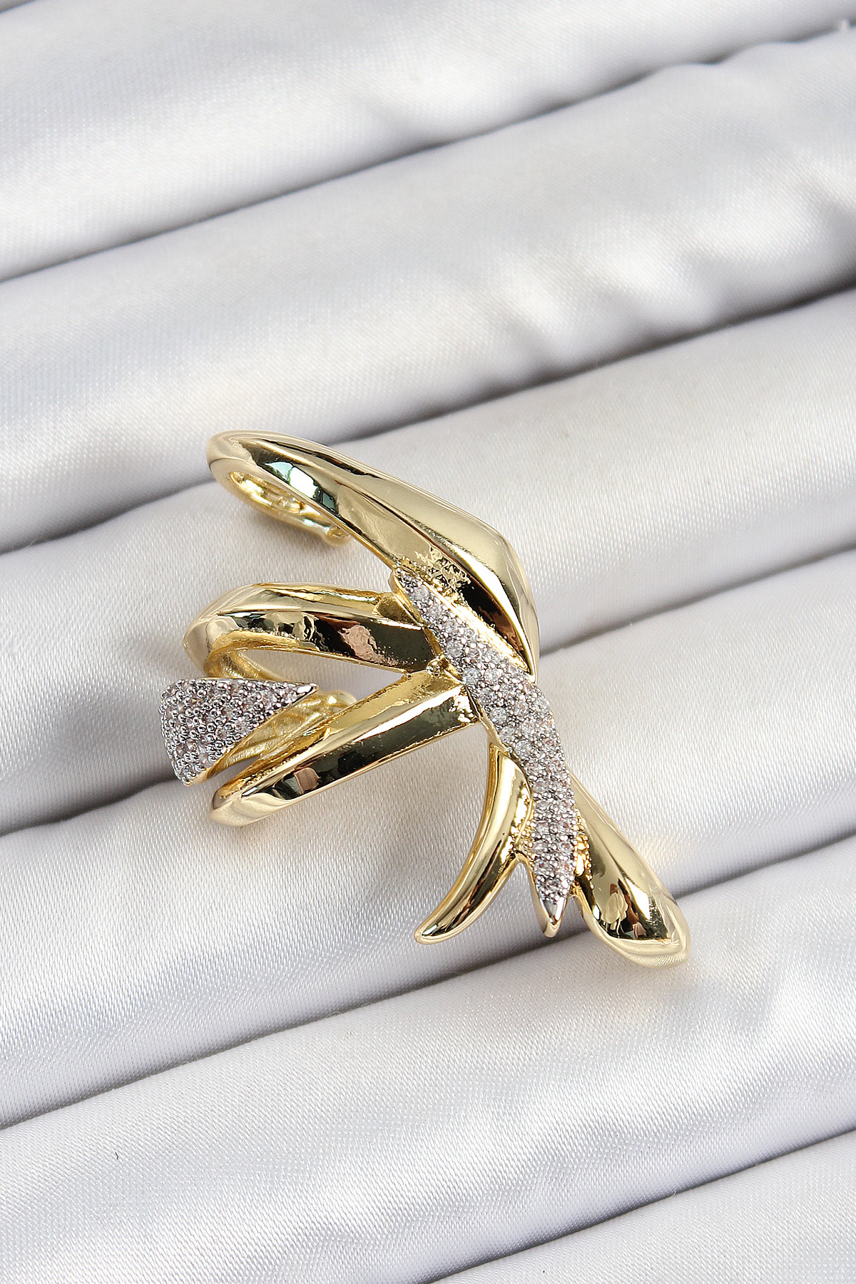 Pirinç Zirkon Taşlı Sıkıştırma Sağ Kıkırdak Gold Renk Kadın Küpe 5886 1 Pirinç Zirkon Taşlı Sıkıştırma Sağ Kıkırdak Gold Renk Kadın Küpe 5886