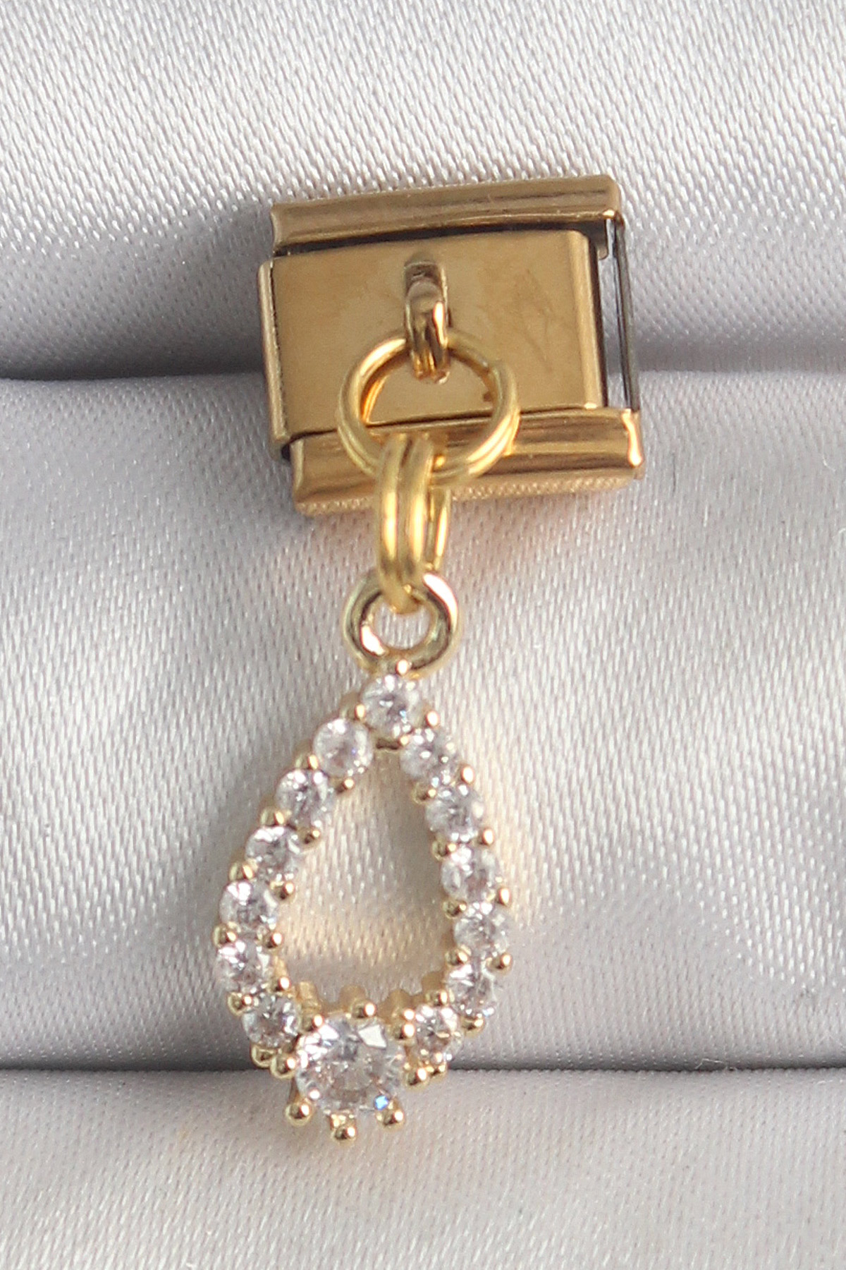 316L Çelik Gold Renk Sallantı Zirkon Taşlı Damla Model Nomination Charm 5886 1 316L Çelik Gold Renk Sallantı Zirkon Taşlı Damla Model Nomination Charm 5886