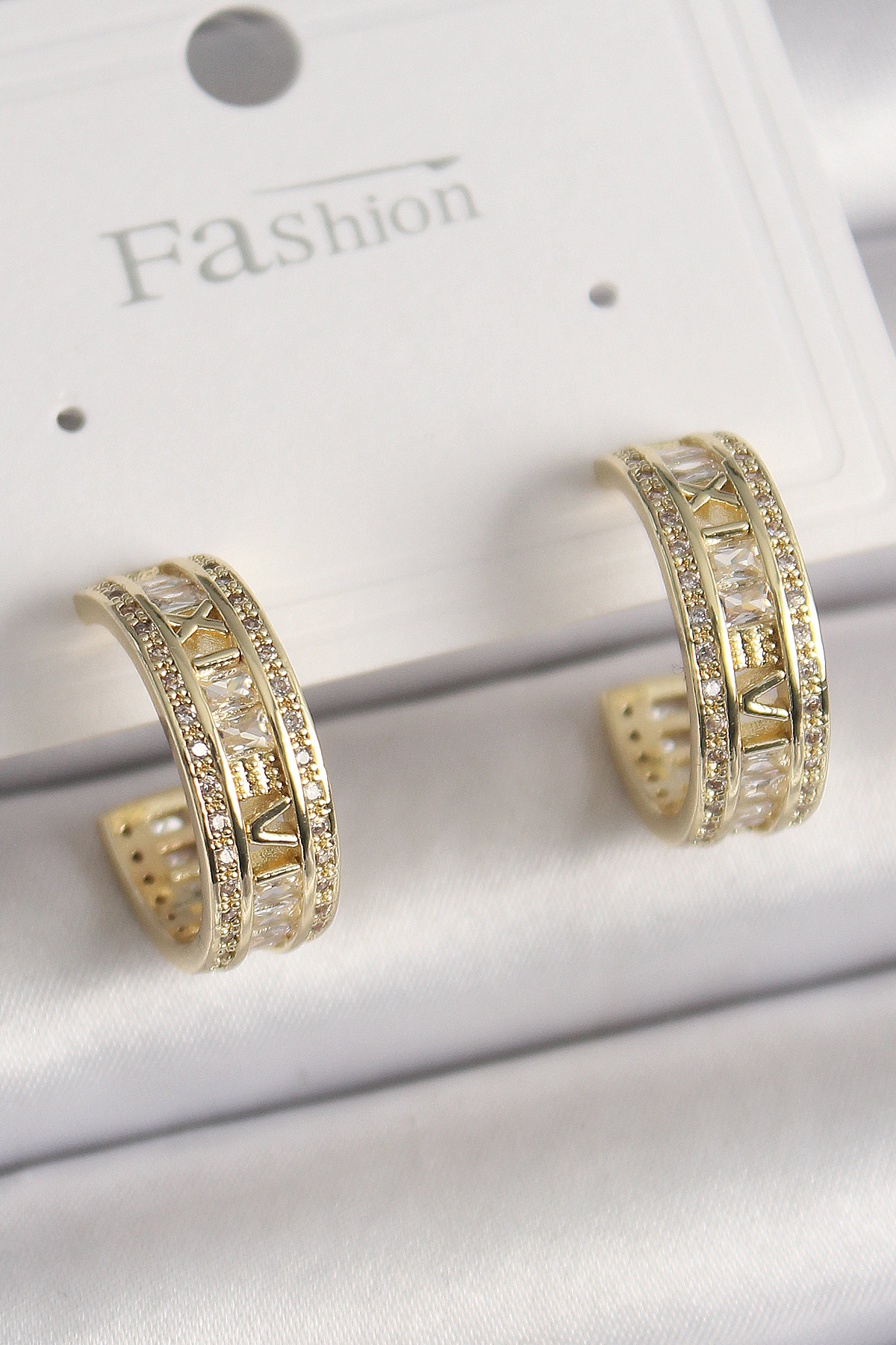 Pirinç Gold Renk Zirkon Taşlı İşleme Detay Halka Model Kadın Küpe 5886 1 Pirinç Gold Renk Zirkon Taşlı İşleme Detay Halka Model Kadın Küpe 5886