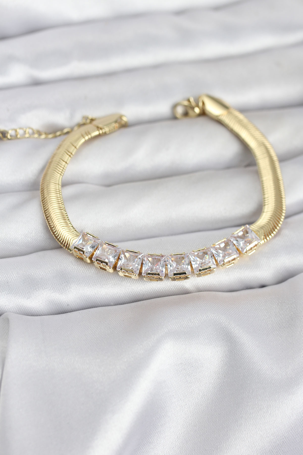 316L Çelik Gold Renk Kare Zirkon Taşlı Yılan Zincirli Kadın Bileklik 5886 1 316L Çelik Gold Renk Kare Zirkon Taşlı Yılan Zincirli Kadın Bileklik 5886