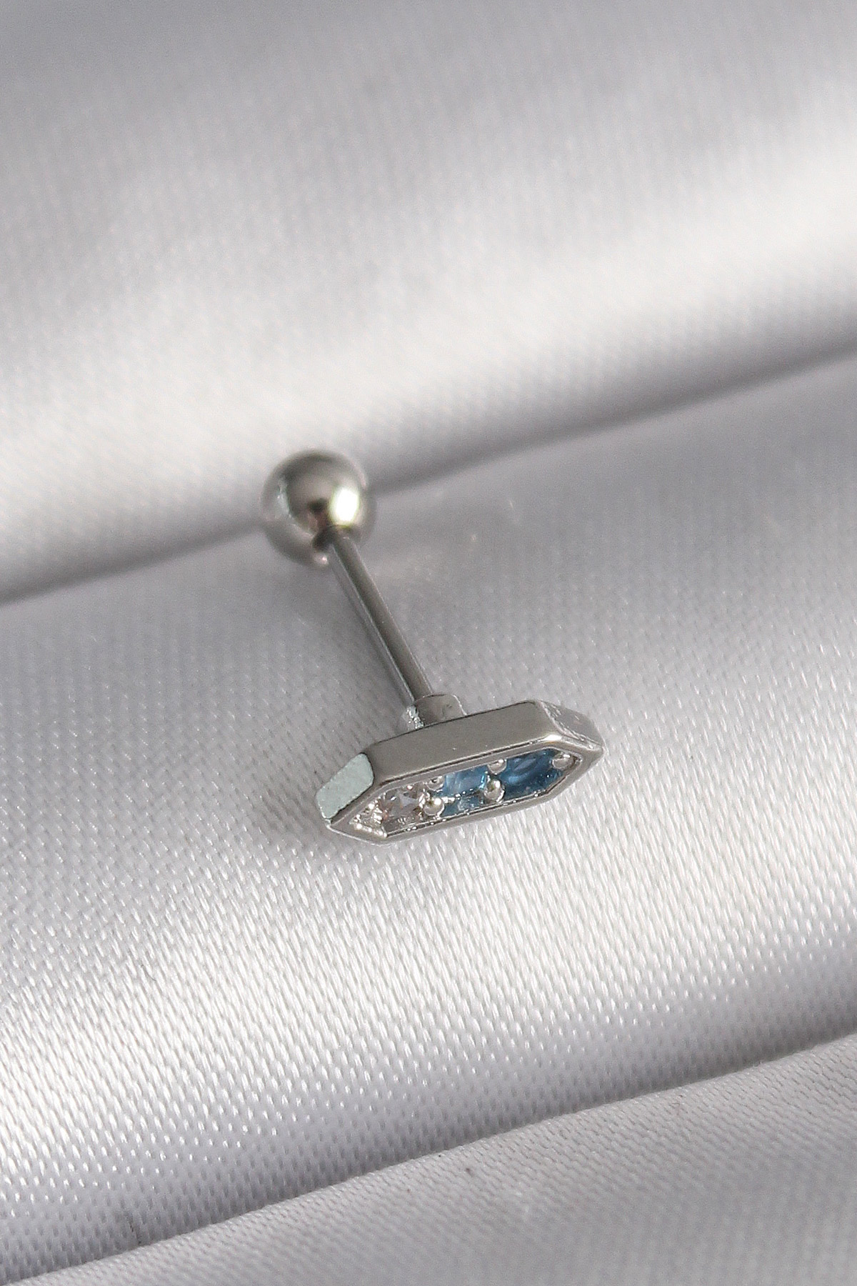 316L Çelik Gümüş Renk Mavi Zirkon Taşlı Tragus Piercing 5886 1 316L Çelik Gümüş Renk Mavi Zirkon Taşlı Tragus Piercing 5886