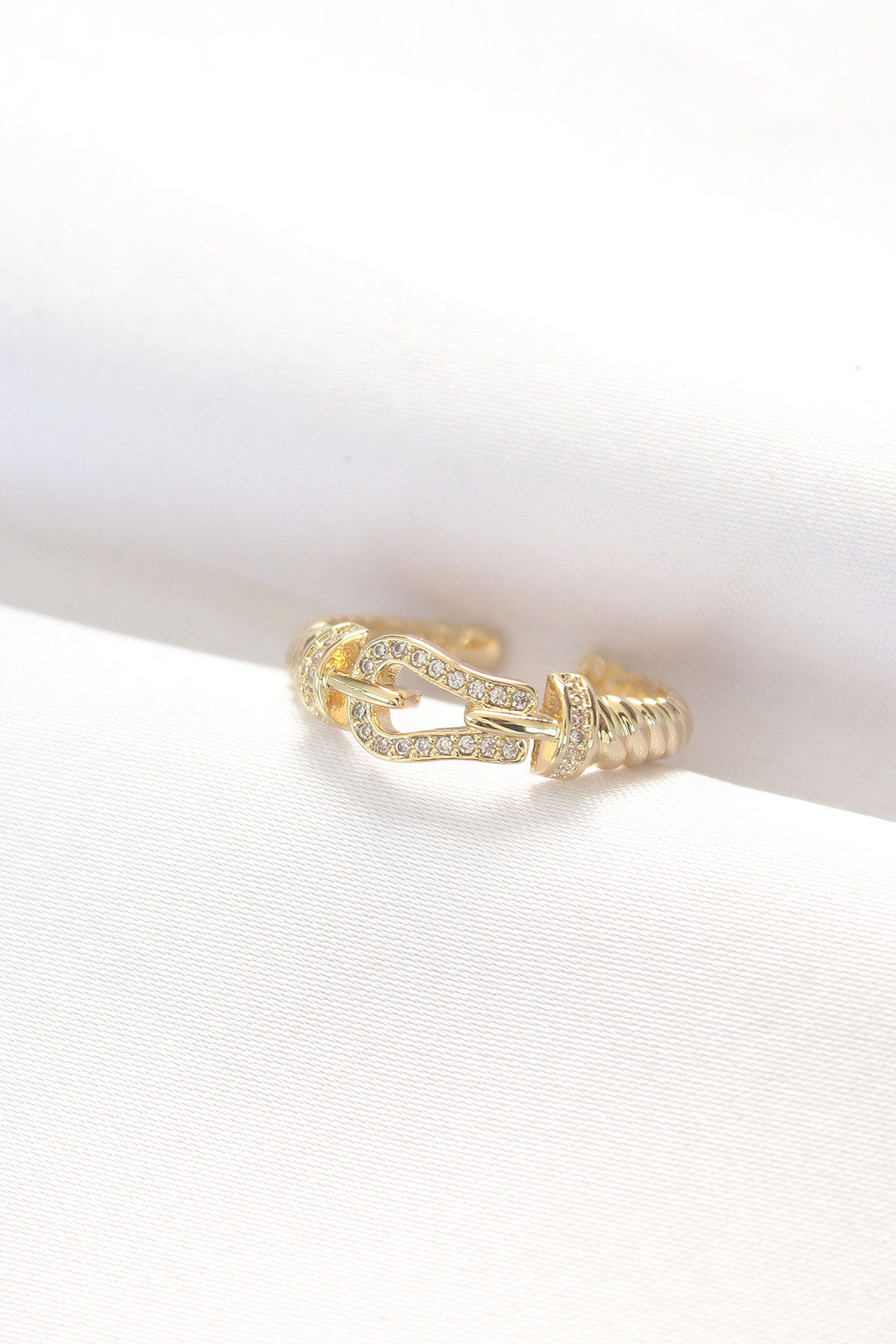 Kemer Tokası Tasarımlı Gold Renk Zirkon Taşlı Ayarlanabilir Yüzük 5886 1 Kemer Tokası Tasarımlı Gold Renk Zirkon Taşlı Ayarlanabilir Yüzük 5886