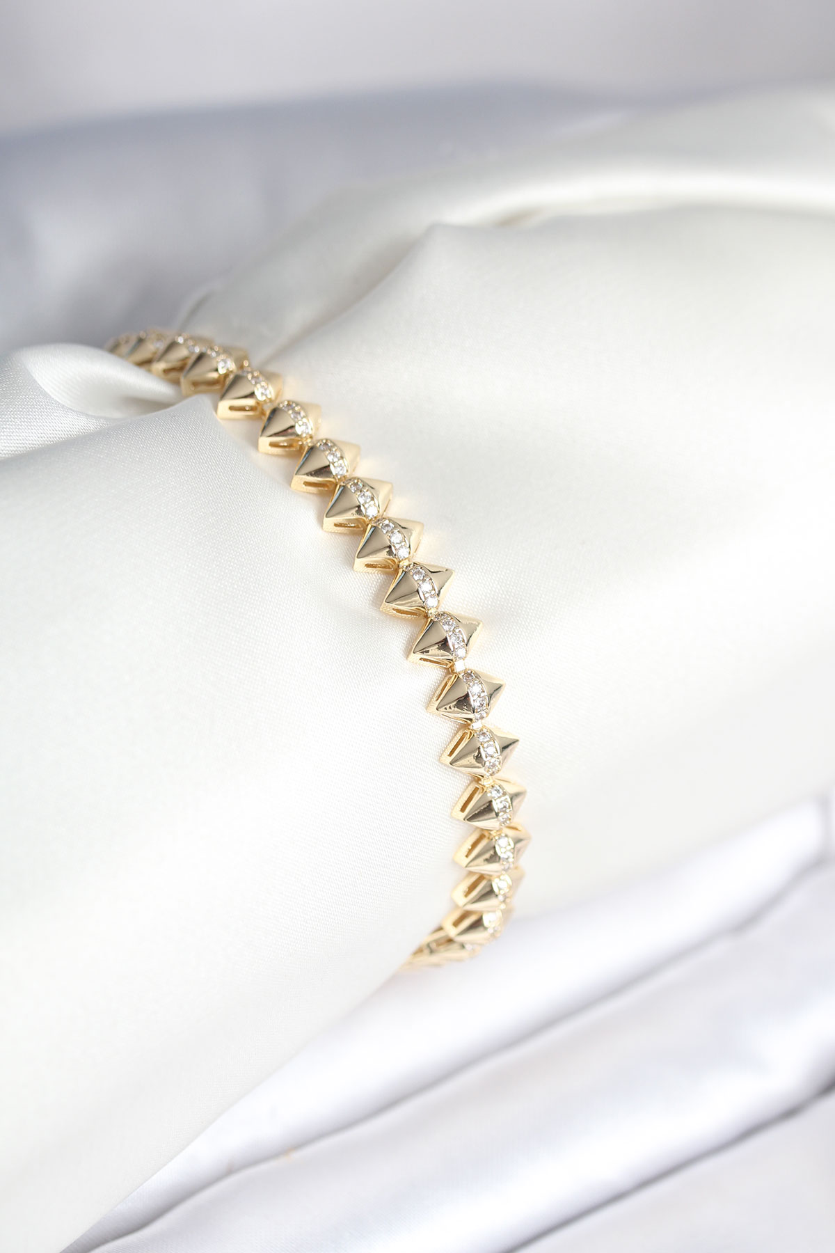 Pirinç Gold Renk Zirkon Taşlı Baklava Model Kadın Bileklik 5886 2 Pirinç Gold Renk Zirkon Taşlı Baklava Model Kadın Bileklik 5886 - Görsel 2