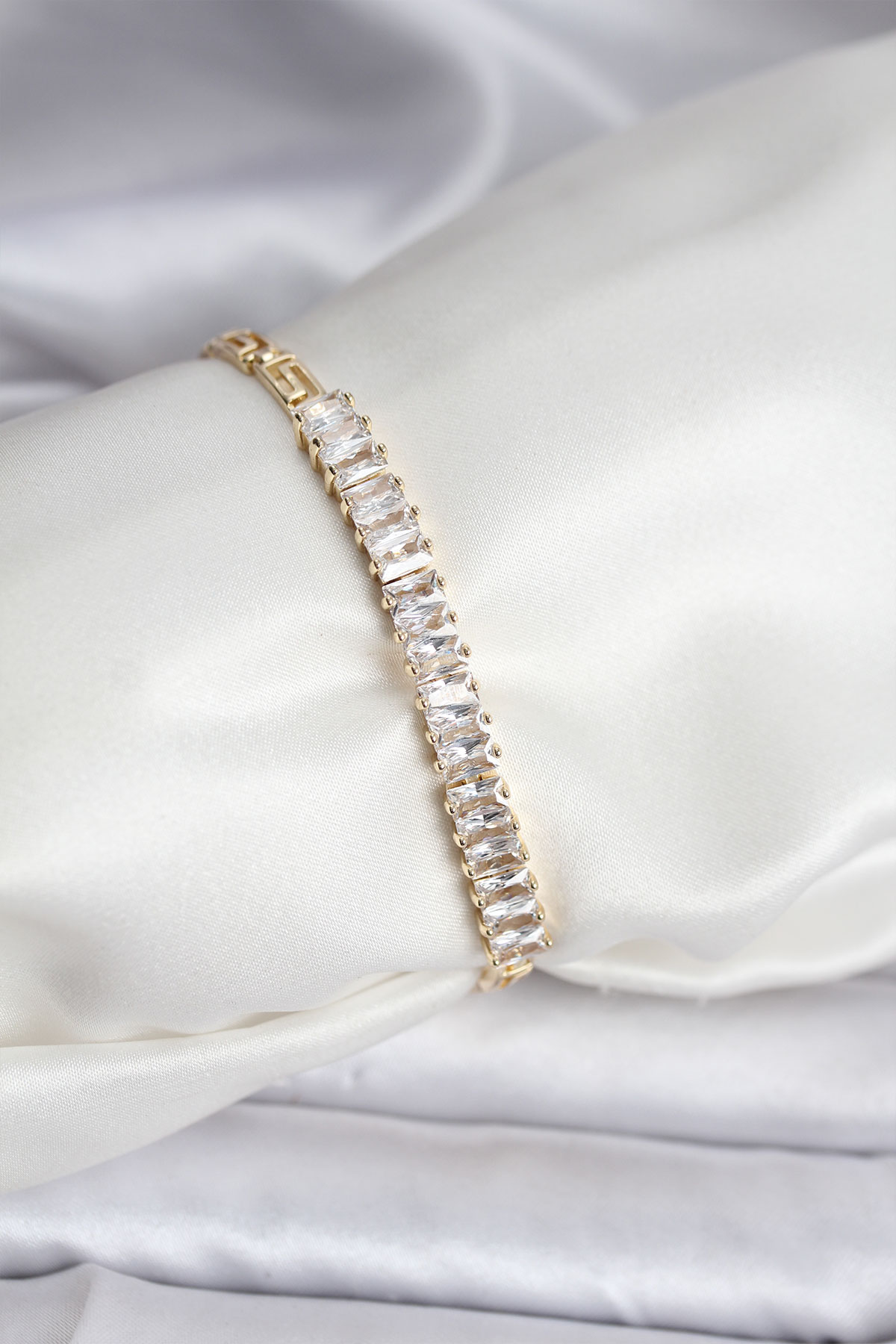 14K Gold Renk Kaplama Zirkon Taşlı Baget Model CM Kadın Bileklik 5886 1 14K Gold Renk Kaplama Zirkon Taşlı Baget Model CM Kadın Bileklik 5886