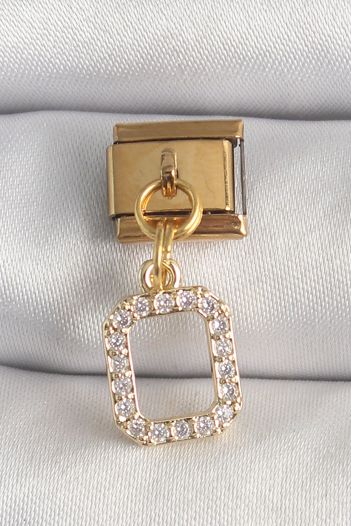 316L Çelik Gold Renk Sallantı Kare Zirkon Taşlı Nomination Charm 5886 1 316L Çelik Gold Renk Sallantı Kare Zirkon Taşlı Nomination Charm 5886