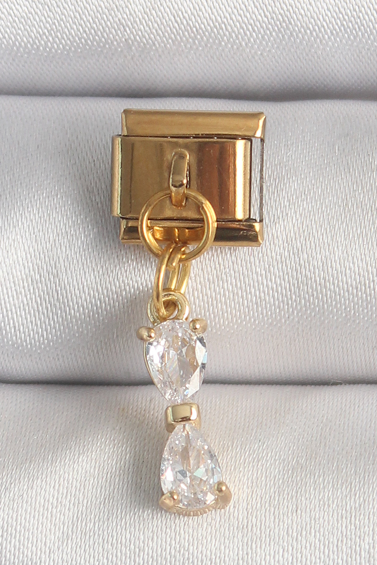 316L Çelik Gold Renk Sallantı Zirkon Taşlı Kurdele Model Nomination Charm 5886 1 316L Çelik Gold Renk Sallantı Zirkon Taşlı Kurdele Model Nomination Charm 5886