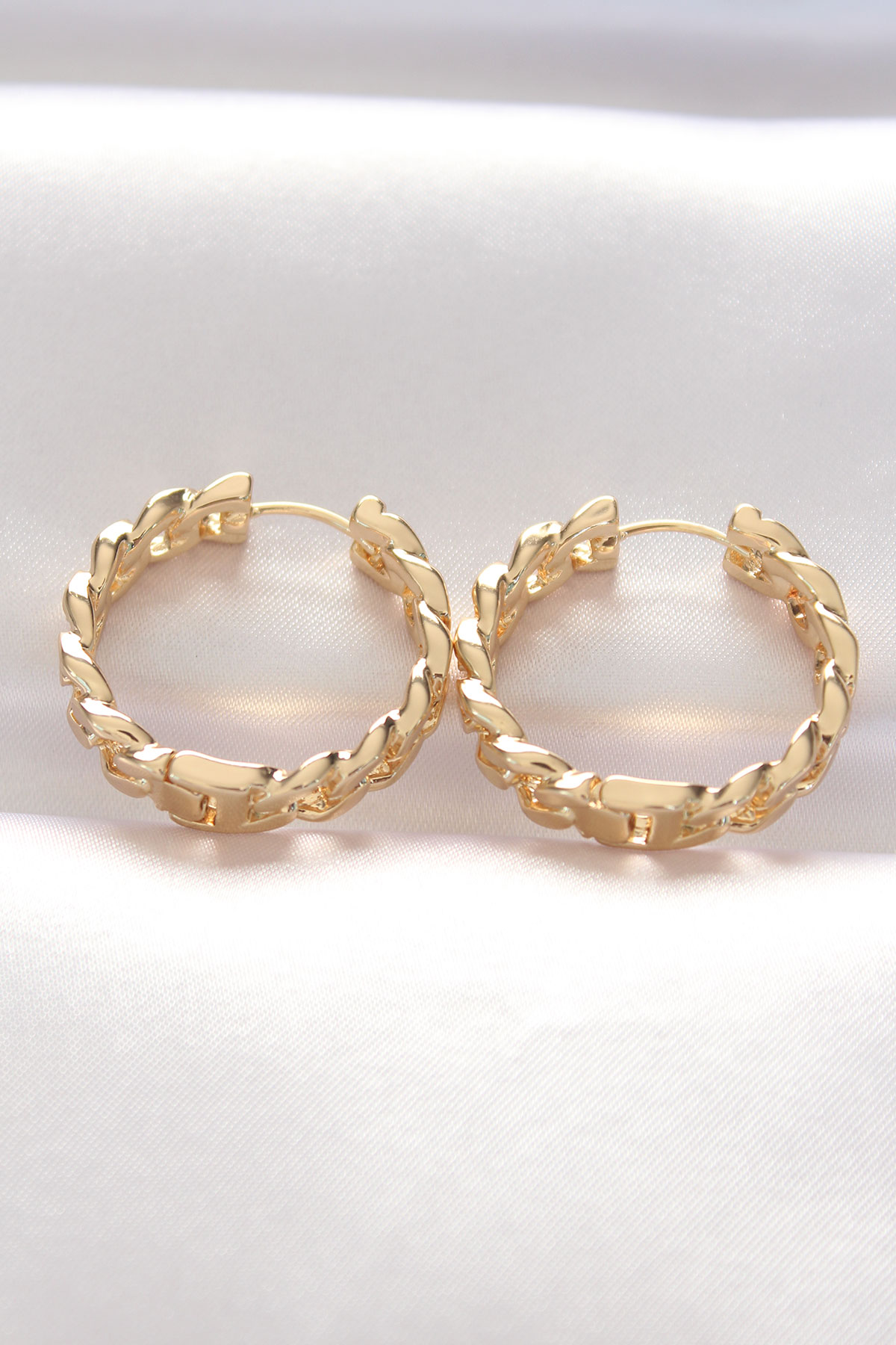 Pirinç Gold Renk Zincir Model Halka Küpe 5886 2 Pirinç Gold Renk Zincir Model Halka Küpe 5886 - Görsel 2