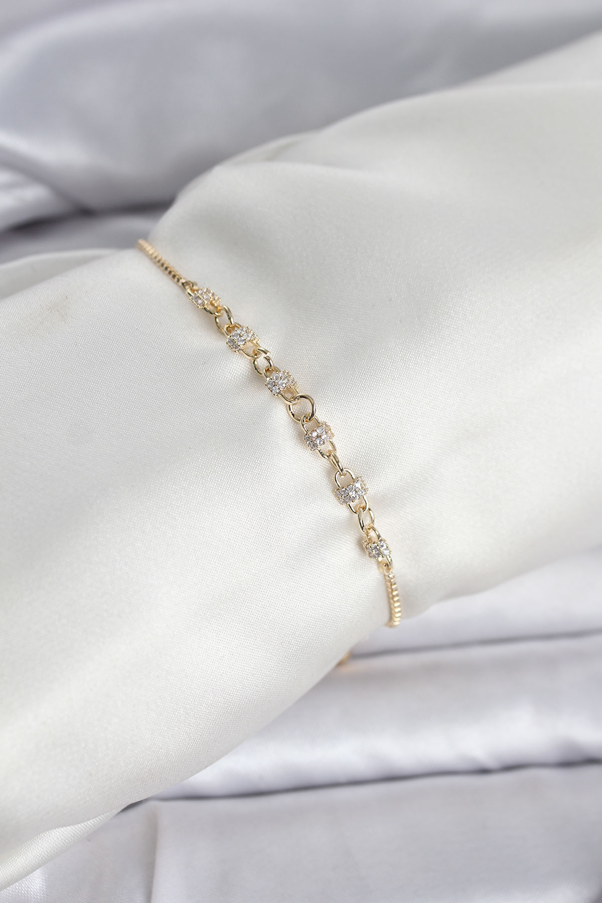 Gold Renk Zincir Model Zirkon Taşlı Pirinç Asansörlü Kadın Bileklik 5886 1 Gold Renk Zincir Model Zirkon Taşlı Pirinç Asansörlü Kadın Bileklik 5886