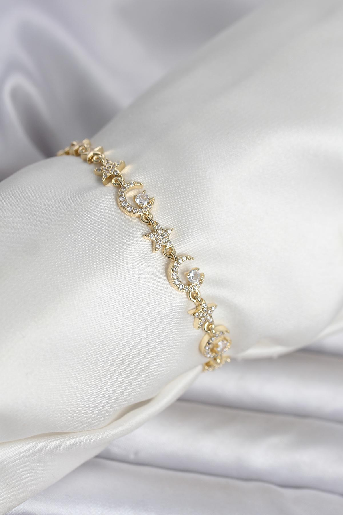 Pirinç Gold Renk Zirkon Taşlı Ay ve Yıldız Model Kadın Bileklik 5886 1 Pirinç Gold Renk Zirkon Taşlı Ay ve Yıldız Model Kadın Bileklik 5886