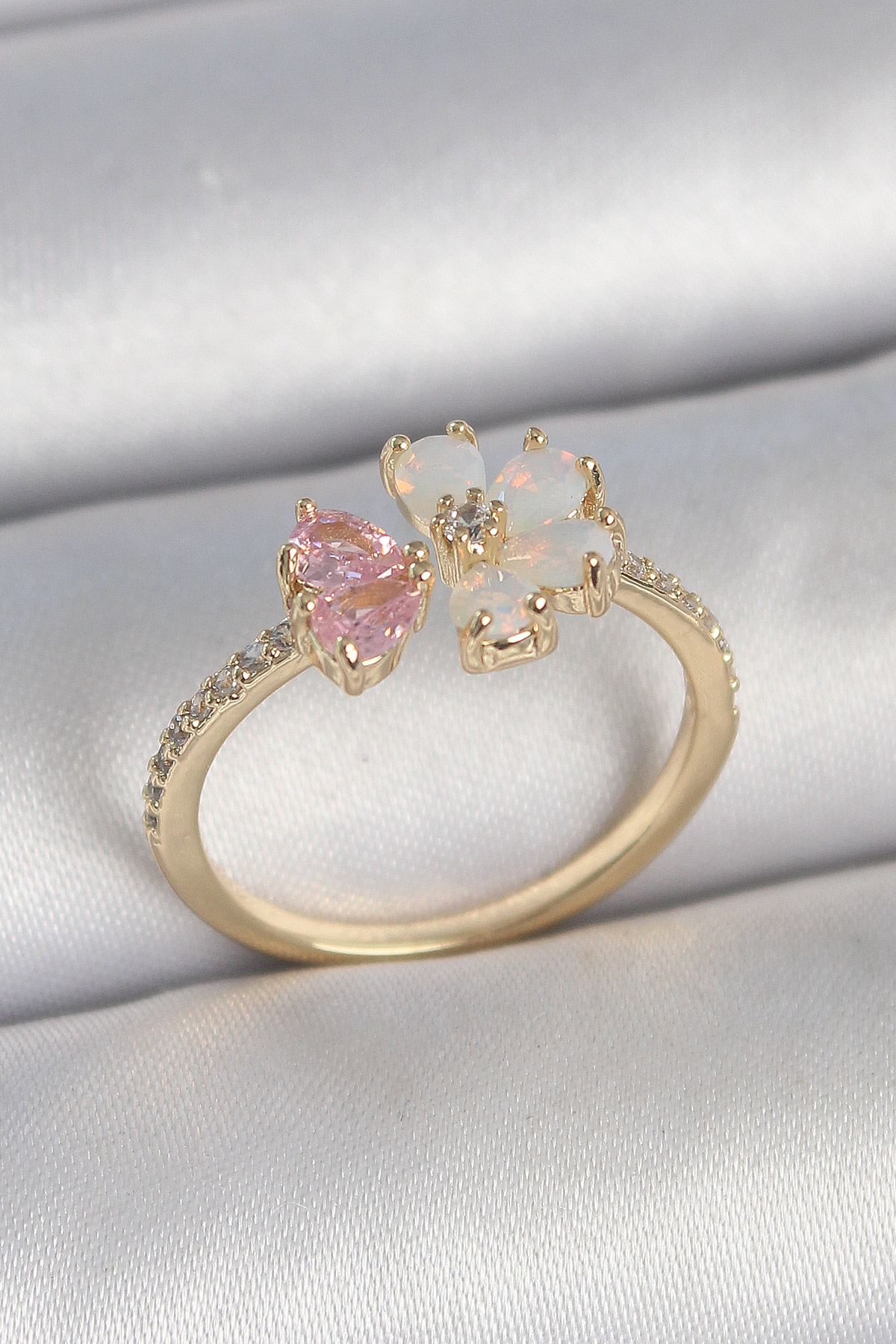 Pirinç Gold Renk Beyaz Mineli Pembe Zirkon Taşlı Çiçek Model Kadın Yüzük 5886 1 Pirinç Gold Renk Beyaz Mineli Pembe Zirkon Taşlı Çiçek Model Kadın Yüzük 5886