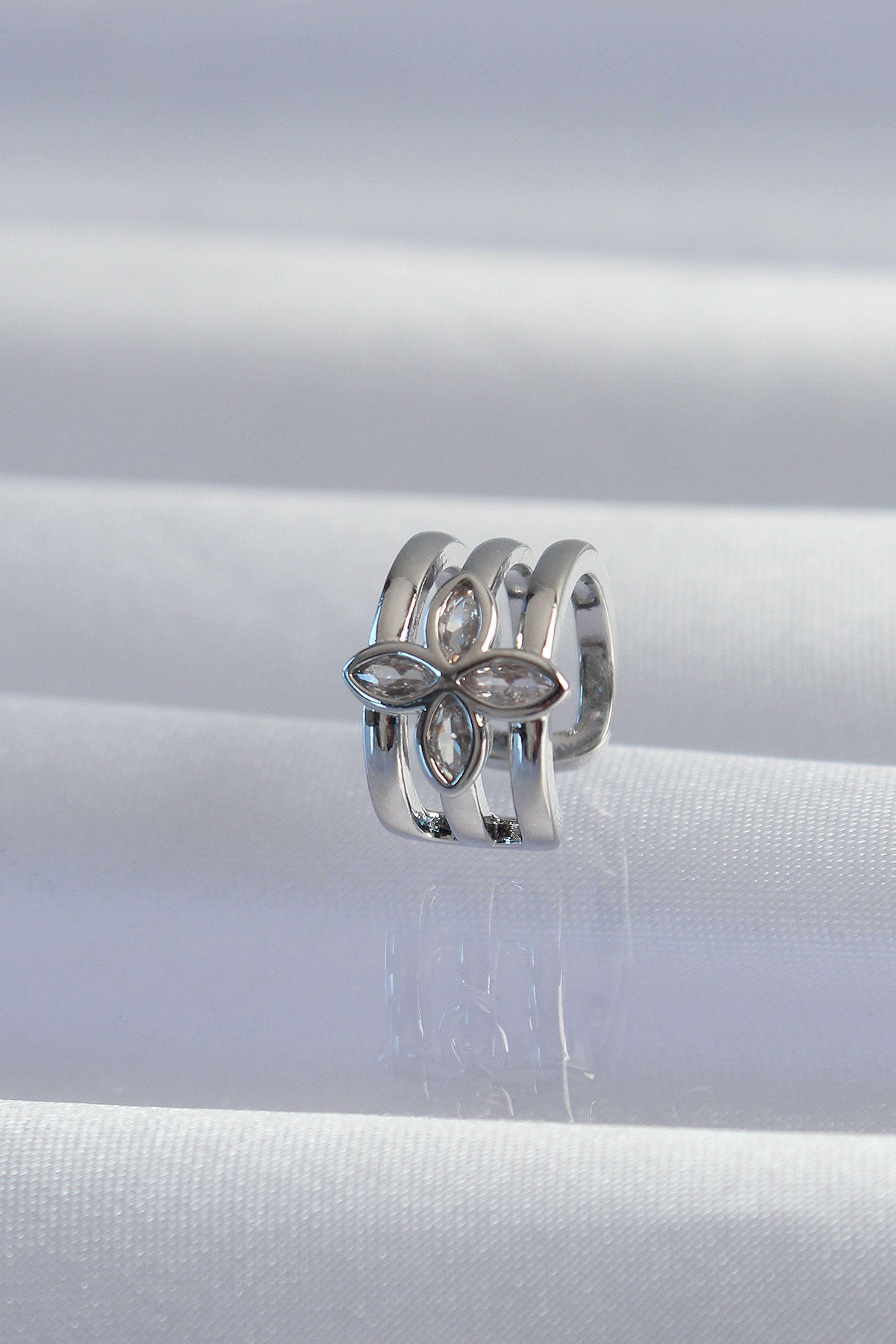 Pirinç Gümüş Renk Yonca Earcuff Küpe 5886 1 Pirinç Gümüş Renk Yonca Earcuff Küpe 5886