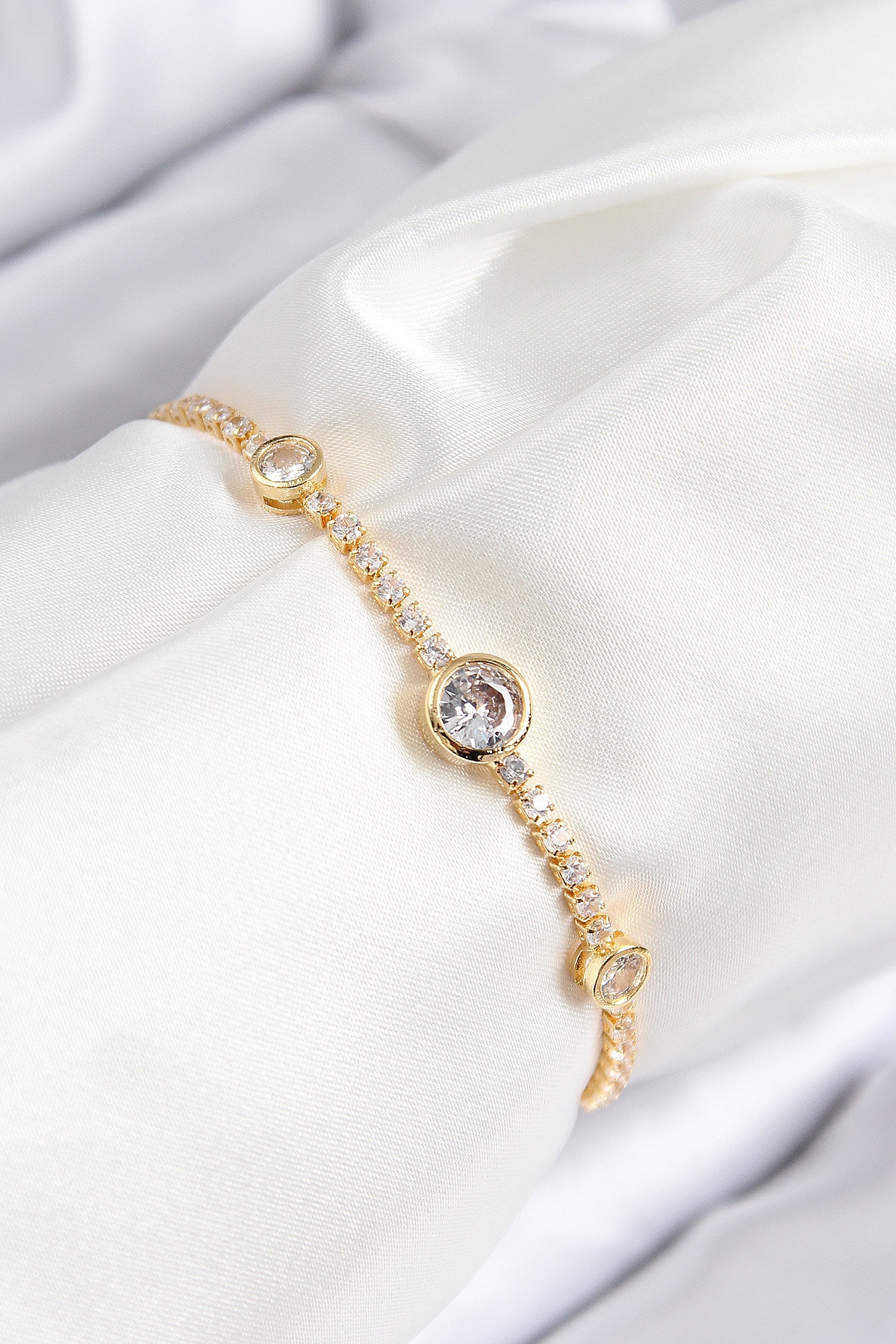 Pirinç Zirkon Taşlı Daire Model Gold Renk Asansörlü Kadın Bileklik 5886 1 Pirinç Zirkon Taşlı Daire Model Gold Renk Asansörlü Kadın Bileklik 5886