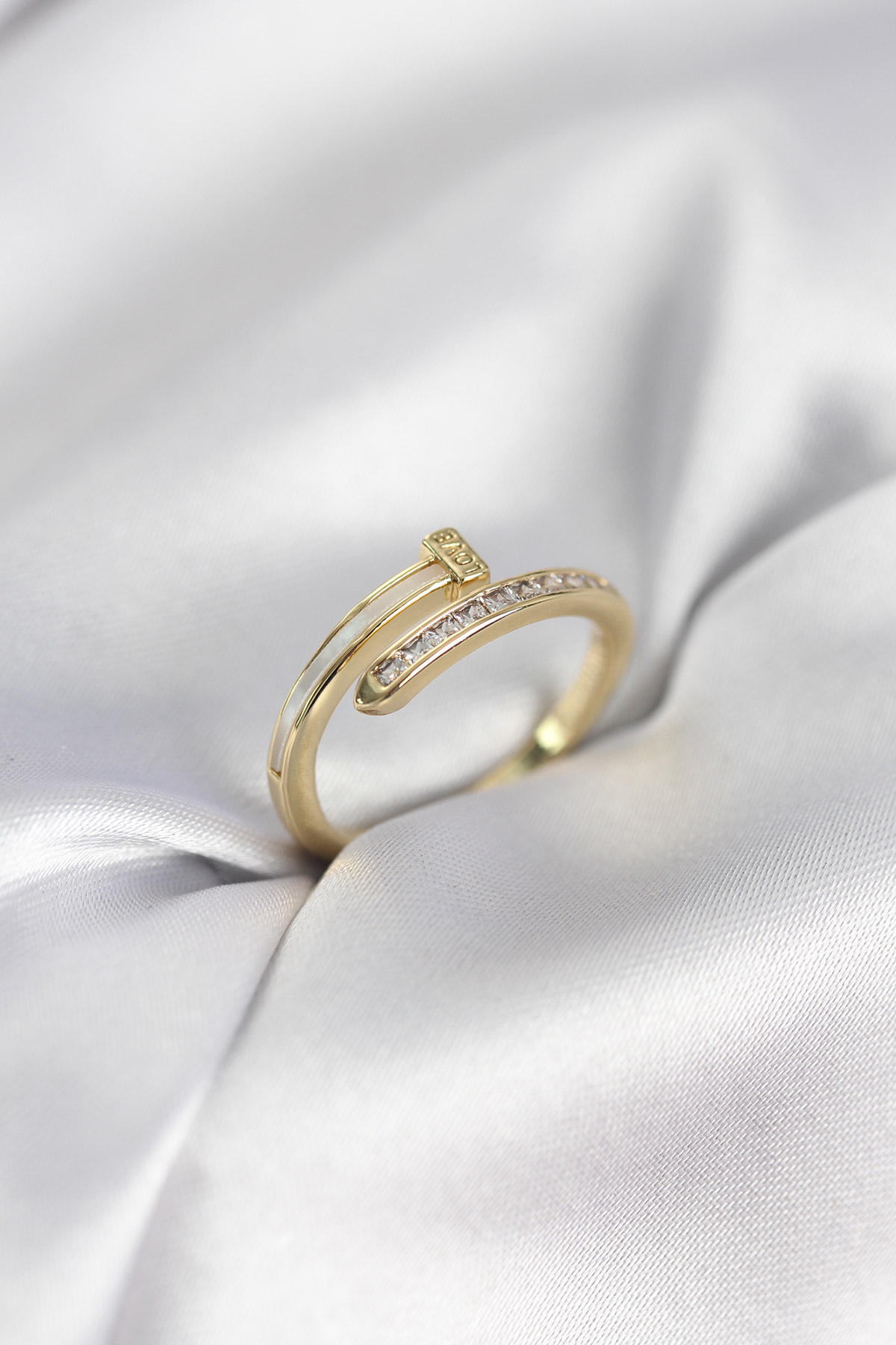 Zirkon Taşlı Gold Renk Yassı Çivi Model Kadın Yüzük 5886 1 Zirkon Taşlı Gold Renk Yassı Çivi Model Kadın Yüzük 5886