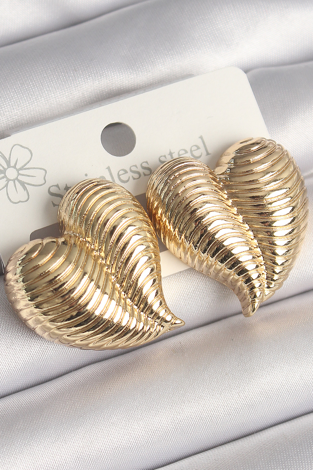 Pirinç Gold Renk İşlemeli Bomba Kalp Model Kadın Küpe 5886 1 Pirinç Gold Renk İşlemeli Bomba Kalp Model Kadın Küpe 5886