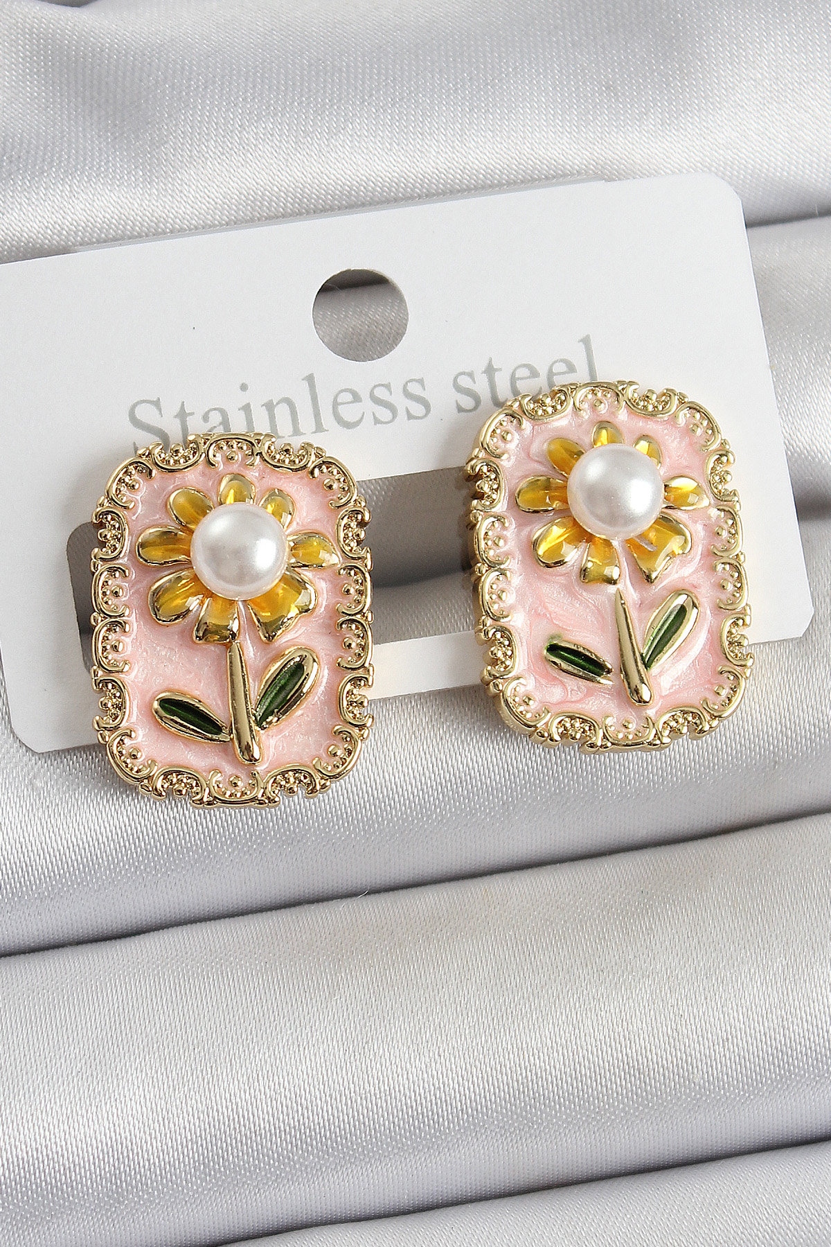 Pirinç Pembe Mineli Papatya Figürlü Sanatsal Portre Model Gold Renk Kadın Küpe 5886 1 Pirinç Pembe Mineli Papatya Figürlü Sanatsal Portre Model Gold Renk Kadın Küpe 5886