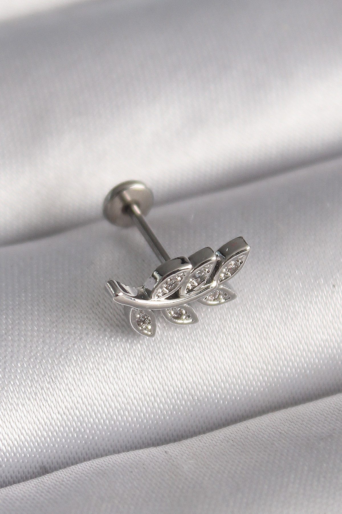 316L Çelik Gümüş Renk Dal Model Zirkon Taş Detaylı Tragus Piercing 5886 1 316L Çelik Gümüş Renk Dal Model Zirkon Taş Detaylı Tragus Piercing 5886