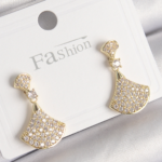 Pirinç Gold Renk Zirkon Taşlı Motif Model Kadın Küpe 5886