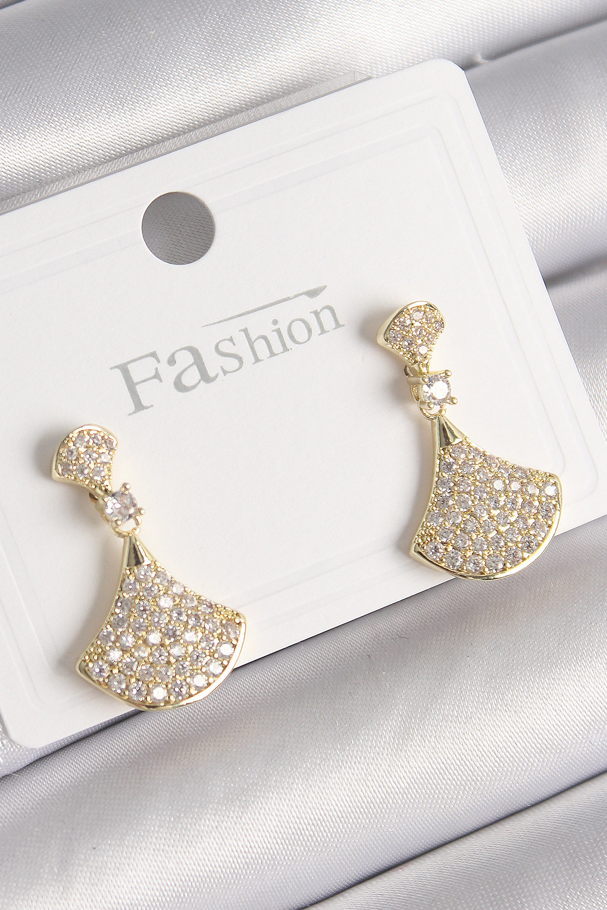 Pirinç Gold Renk Zirkon Taşlı Motif Model Kadın Küpe 5886 1 Pirinç Gold Renk Zirkon Taşlı Motif Model Kadın Küpe 5886