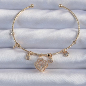 Pirinç Altın Renk Zirkon Taşlı Yonca Model Charm Bileklik 5886