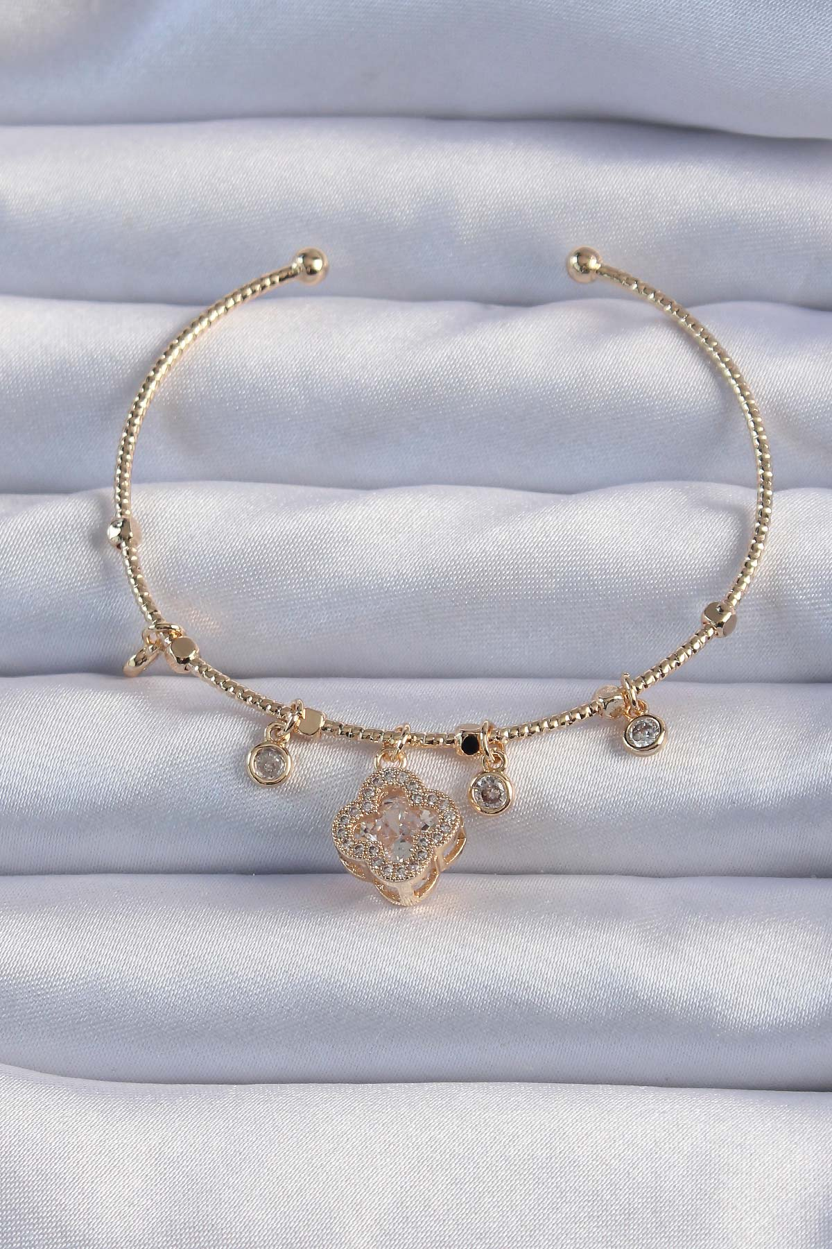 Pirinç Altın Renk Zirkon Taşlı Yonca Model Charm Bileklik 5886 1 Pirinç Altın Renk Zirkon Taşlı Yonca Model Charm Bileklik 5886