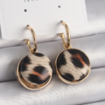 Pirinç Gold Renk Leopar Desenli Daire Model Kadın Küpe 5886