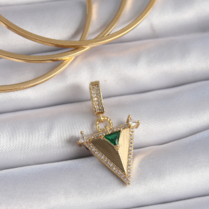 Pirinç Gold Renk Zirkon Taşlı 3D Üçgen Model Ajda Charm 5886