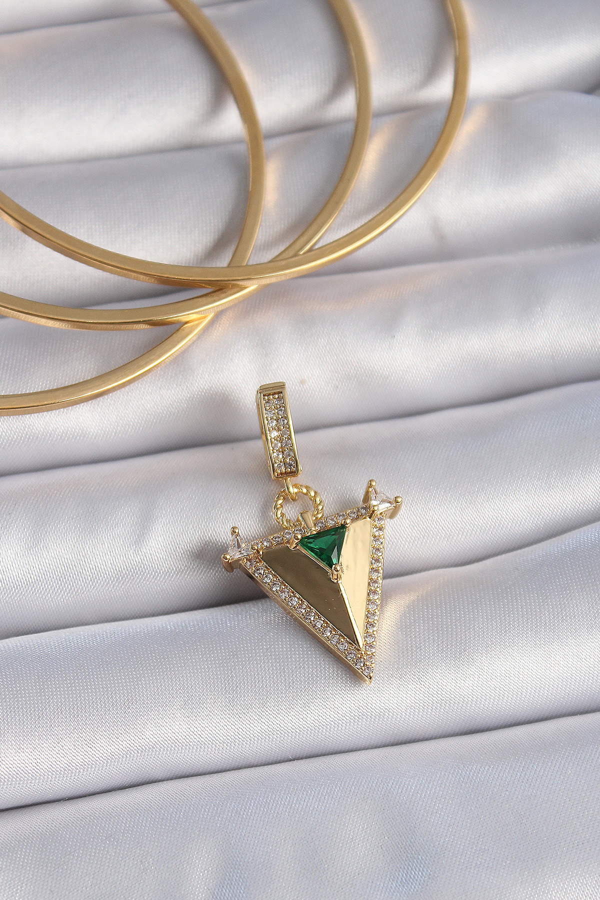 Pirinç Gold Renk Zirkon Taşlı 3D Üçgen Model Ajda Charm 5886 1 Pirinç Gold Renk Zirkon Taşlı 3D Üçgen Model Ajda Charm 5886