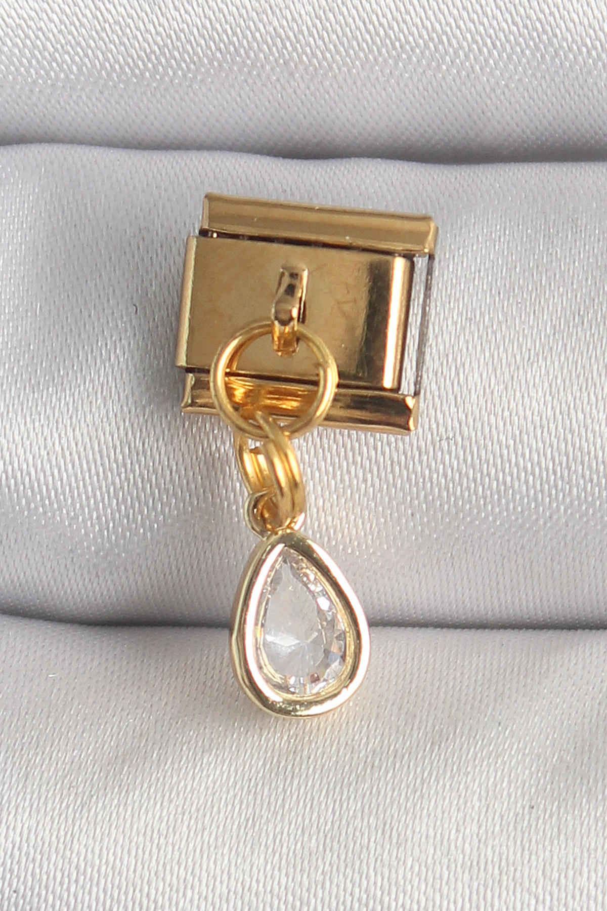 316L Çelik Gold Renk Sallantı Damla Zirkon Taşlı Nomination Charm 5886 1 316L Çelik Gold Renk Sallantı Damla Zirkon Taşlı Nomination Charm 5886