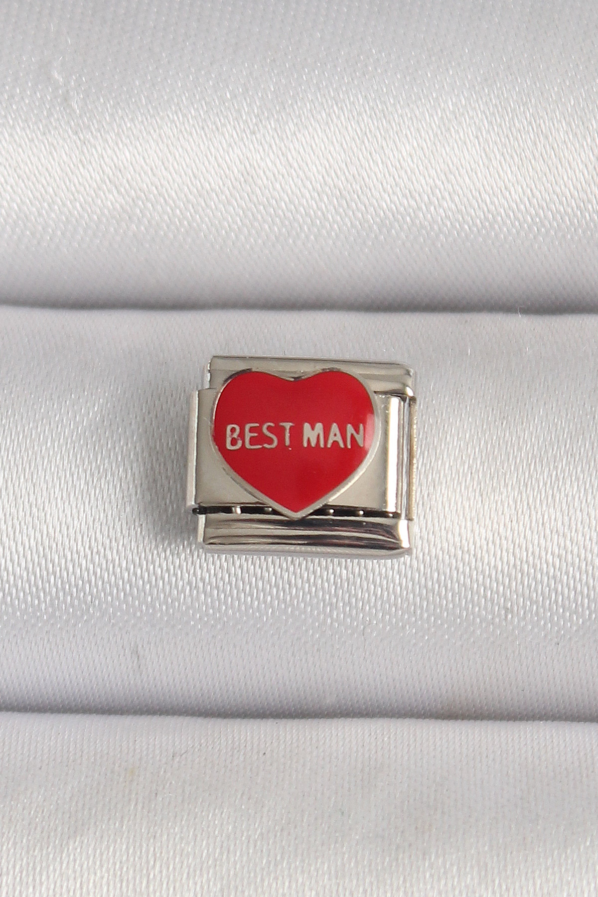 316L Çelik Gümüş Renk 'Best Man' Yazılı Kırmızı Kalp İşlemeli Nomination Charm 5886 1 316L Çelik Gümüş Renk 'Best Man' Yazılı Kırmızı Kalp İşlemeli Nomination Charm 5886
