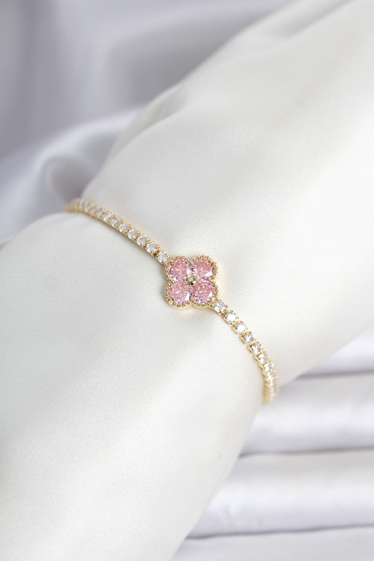 Pirinç Gold Renk Pembe Zirkon Taşlı Yonca Model Su Yolu Kadın Bileklik 5886 1 Pirinç Gold Renk Pembe Zirkon Taşlı Yonca Model Su Yolu Kadın Bileklik 5886