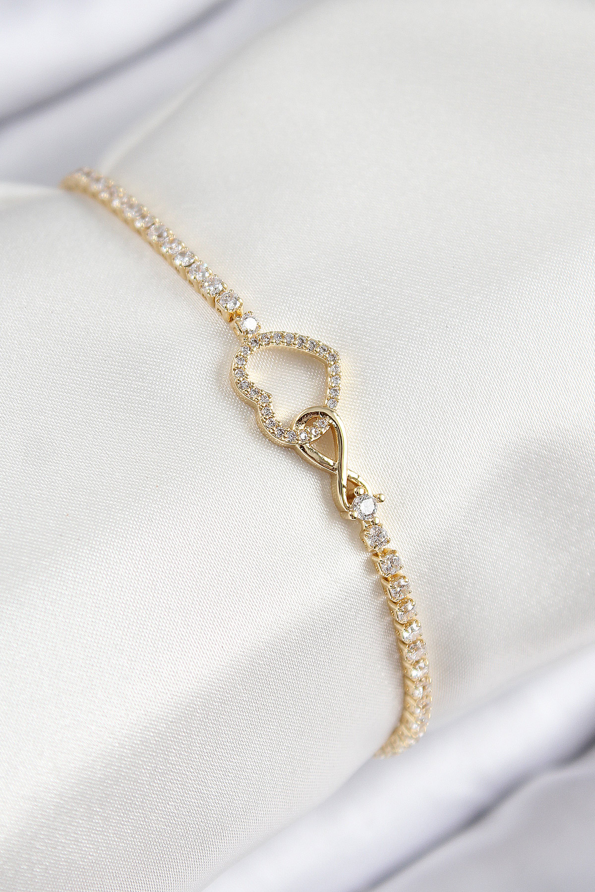 Pirinç Zirkon Taşlı Sonsuzluk Kalp Model Gold Renk Kadın Bileklik 5886 1 Pirinç Zirkon Taşlı Sonsuzluk Kalp Model Gold Renk Kadın Bileklik 5886