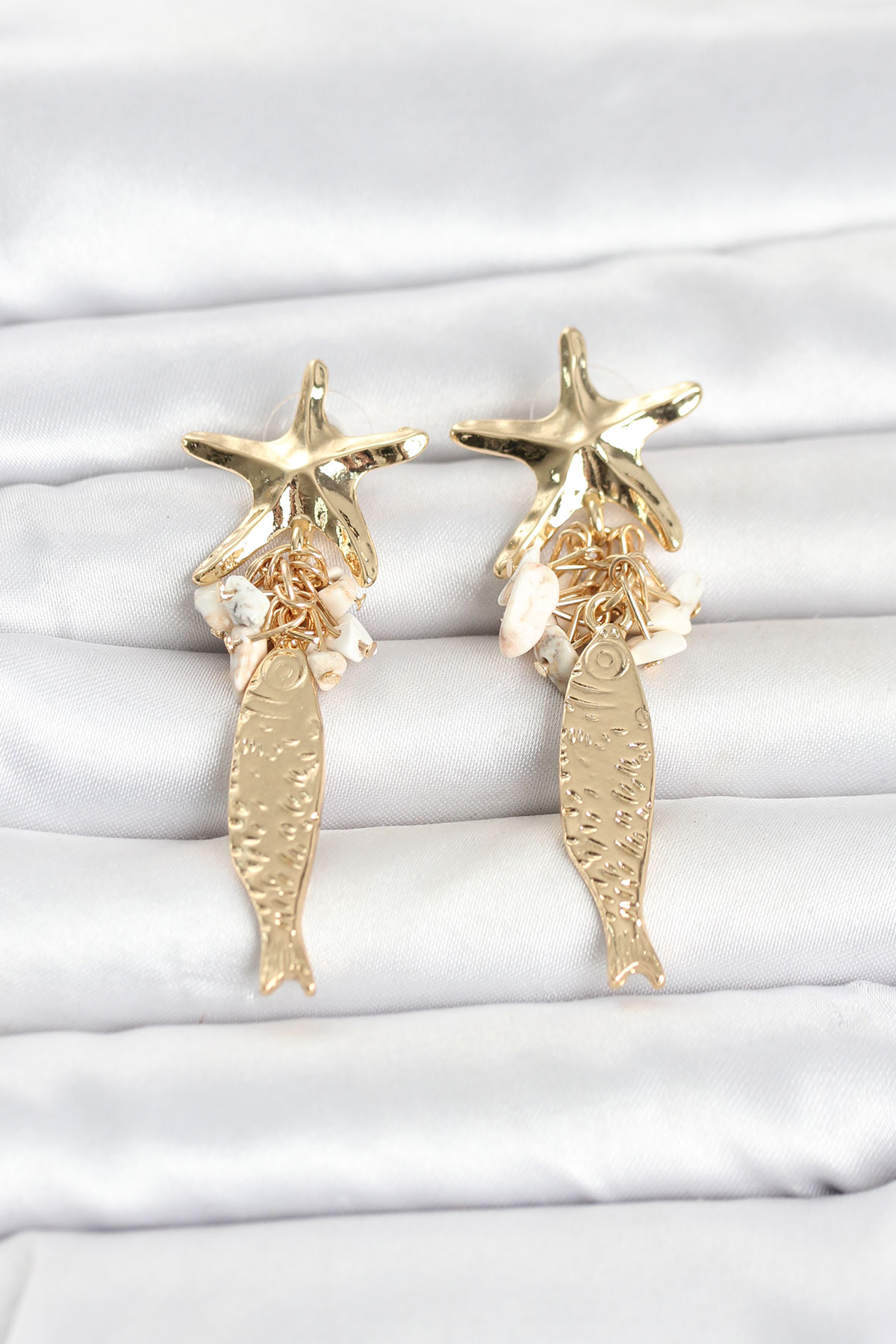Deniz Yıldızı ve Balık Detaylı Krem Taşlı Gold Renk Kadın Küpe 5886 1 Deniz Yıldızı ve Balık Detaylı Krem Taşlı Gold Renk Kadın Küpe 5886