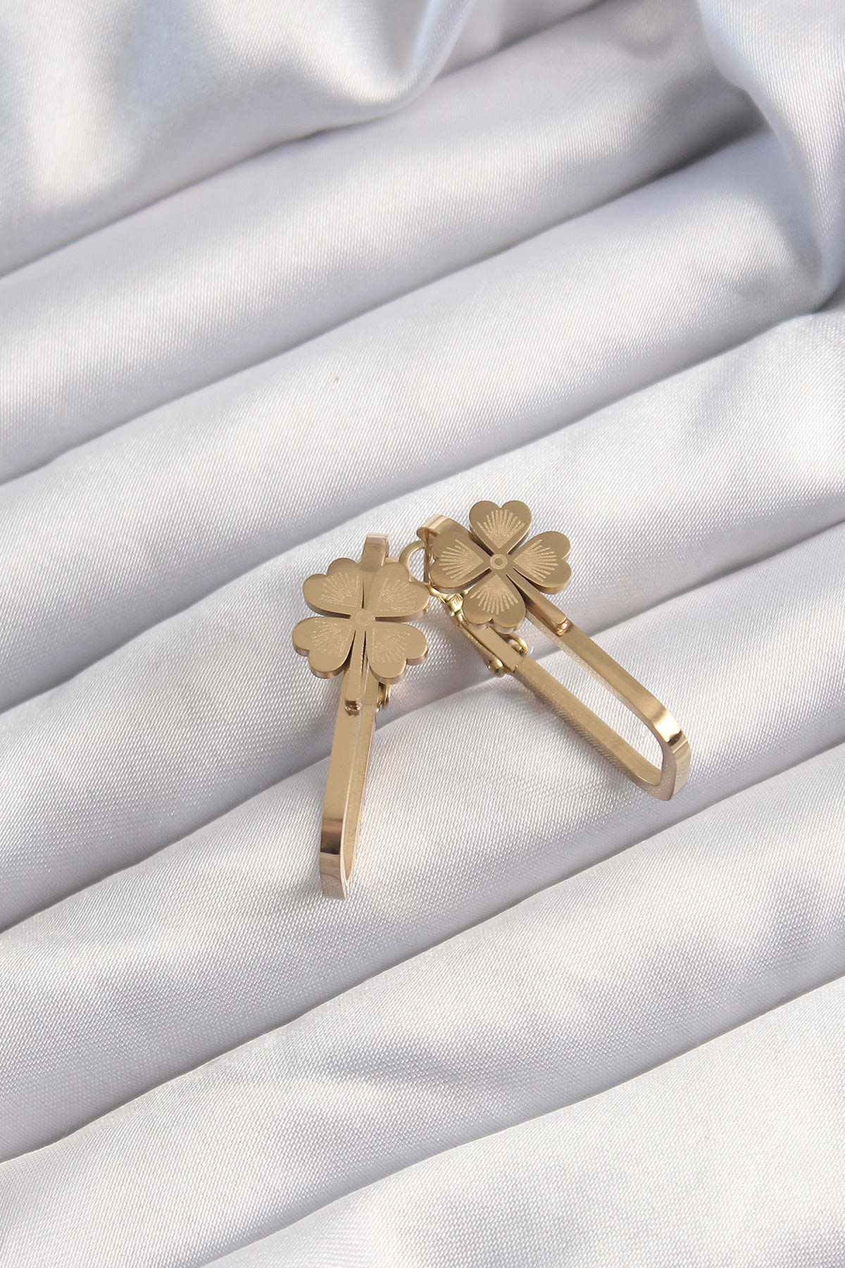 316L Çelik Altın Renk Geometrik Yonca Model Küpe 5886 2 316L Çelik Altın Renk Geometrik Yonca Model Küpe 5886 - Görsel 2