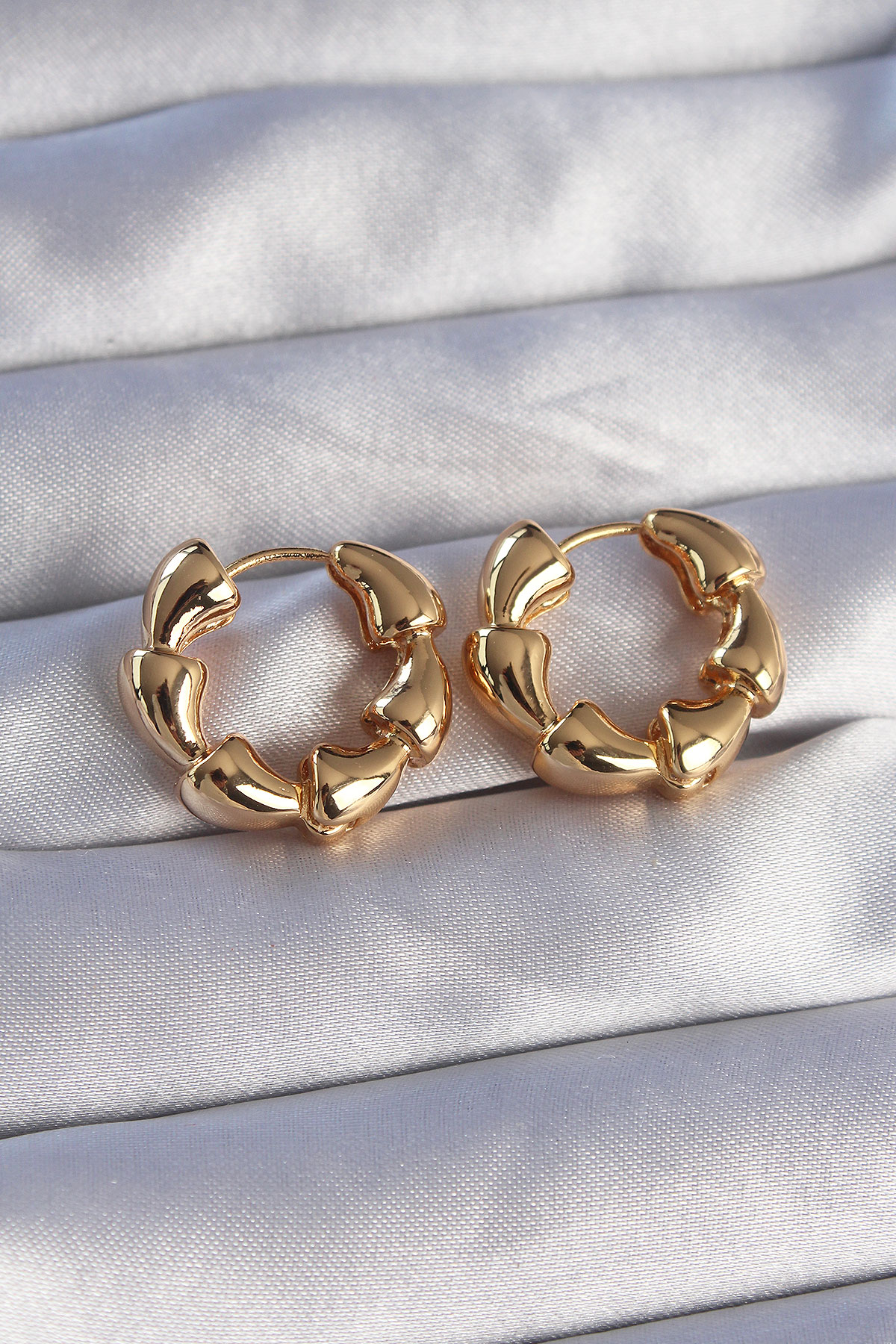 Pirinç Gold Renk Damla Kıvrım Tasarımlı Halka Küpe 5886 1 Pirinç Gold Renk Damla Kıvrım Tasarımlı Halka Küpe 5886