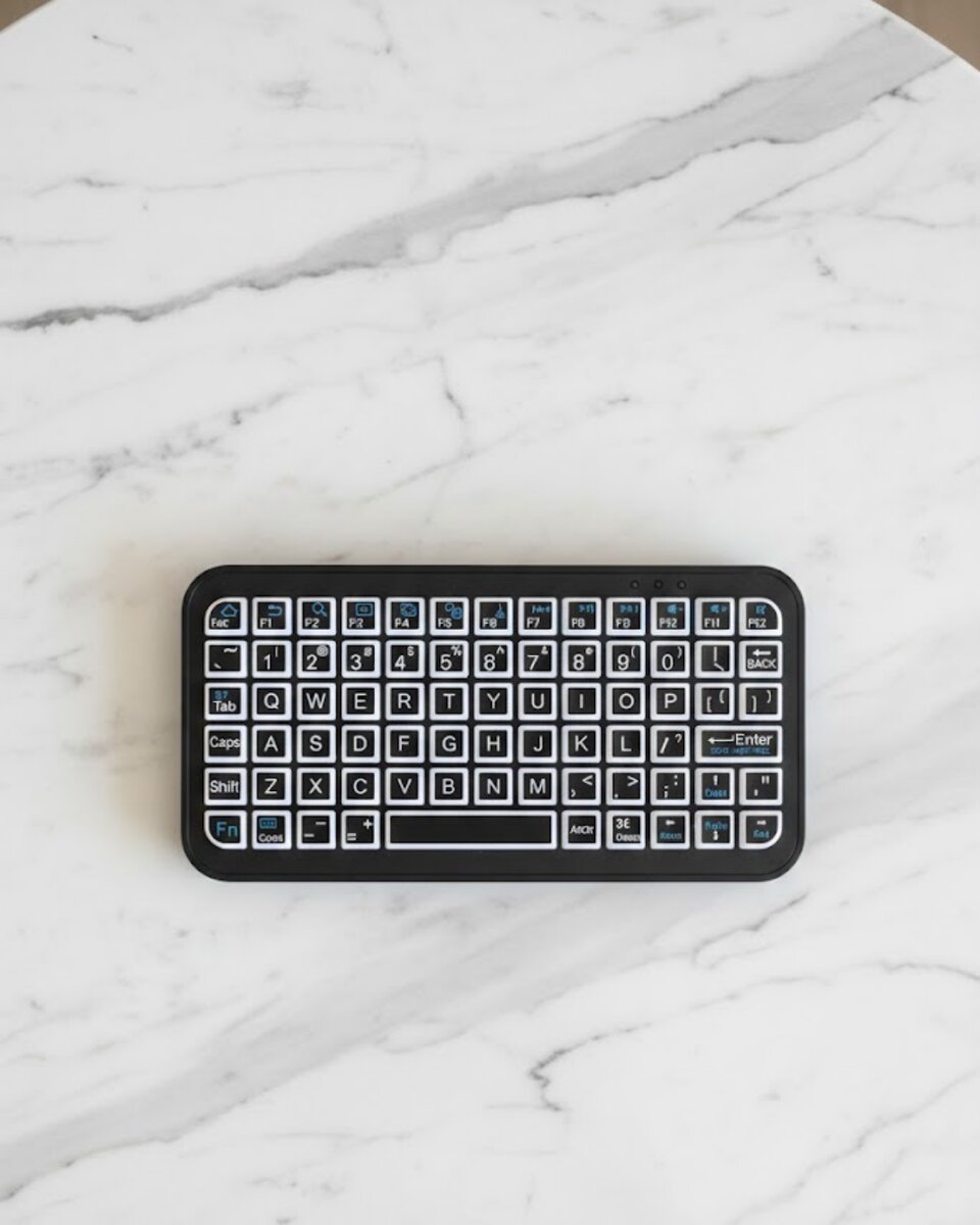 Siyah Kablosuz Mini RGB Işıklı Klavye Bluetooth 5.2 İnce Tasarım 1 Siyah Kablosuz Mini RGB Işıklı Klavye Bluetooth 5.2 İnce Tasarım