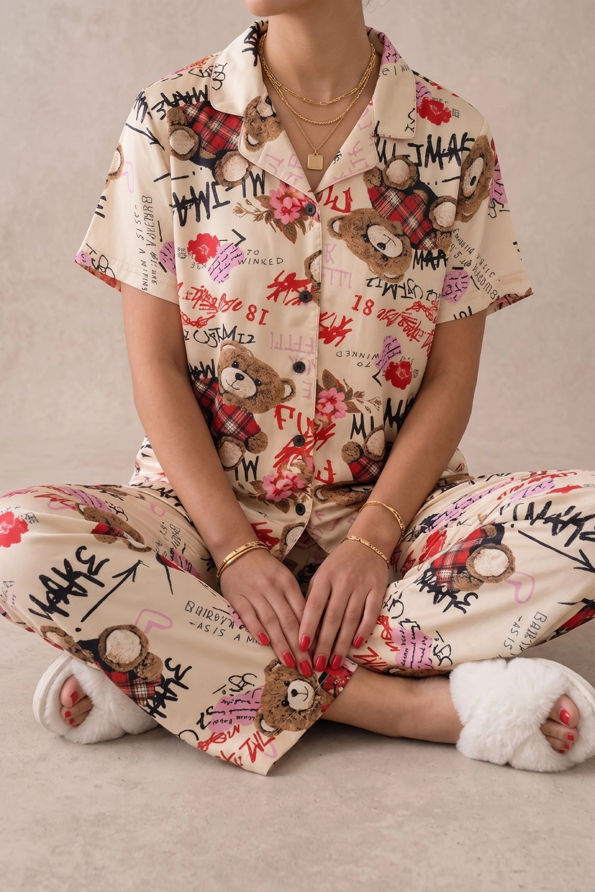 Ekru Ayıcık Desenli Kısa Kollu Gömlek Yaka Milan Kumaş Kadın Pijama Takımı 2 Ekru Ayıcık Desenli Kısa Kollu Gömlek Yaka Milan Kumaş Kadın Pijama Takımı - Görsel 2