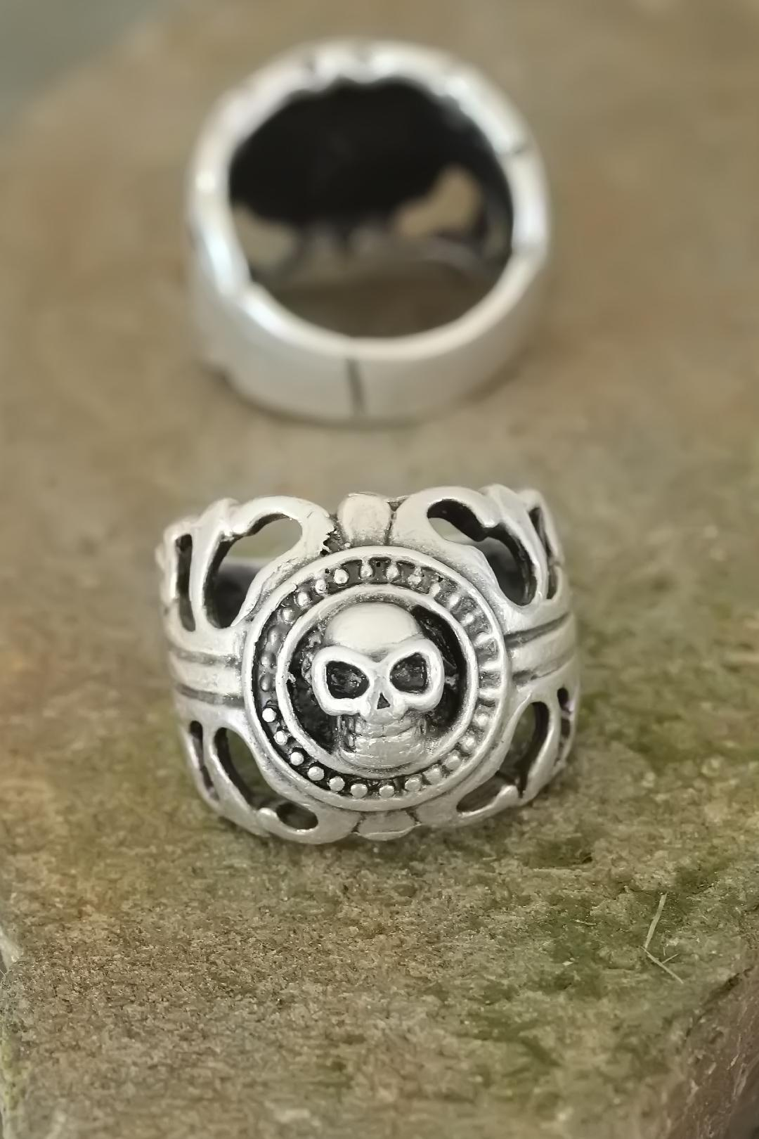 Eskitme Gümüş Renk Metal Kuru Kafa Tasarım Ayarlamalı Erkek Yüzük 5886 1 Eskitme Gümüş Renk Metal Kuru Kafa Tasarım Ayarlamalı Erkek Yüzük 5886